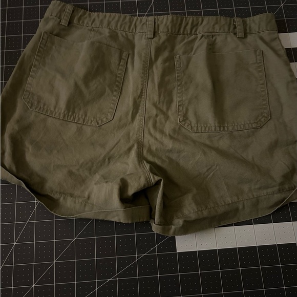 Forever 21 Green Relaxed Fit Shorts - Picture 4 of 5
